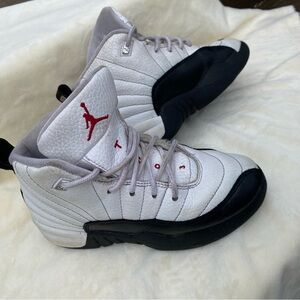 Jordan Taxi Red and White. Size Little boys 13C